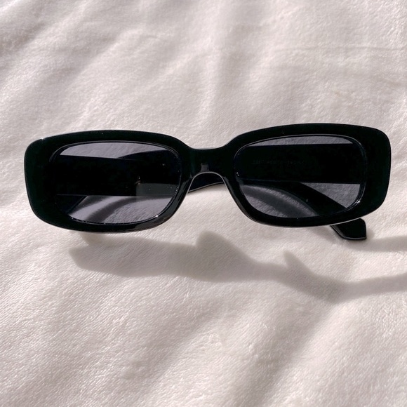 Accessories - Sleek Black Rectangle Sunglasses – Retro Minimalist Style